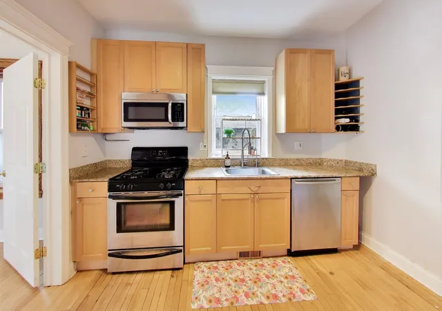 Listing Photo 4 - Condo for sale in building located at 3809 N Ravenswood Ave, Chicago, IL 60613 - Unit #1