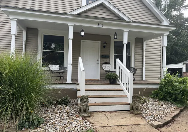 Photo 1 of Single family home for sale at 606 E Webster St, Benton, IL 62812 | MLS# 12756328 | Listing updated on 2026-09-13