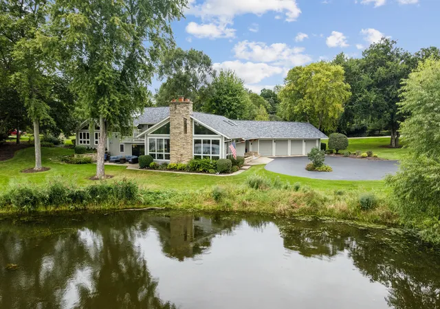 Photo 2 of Single family home for sale at 498 Lakepoint Dr, Barrington, IL 60010 | MLS# 12756360 | Listing updated on 2026-10-05