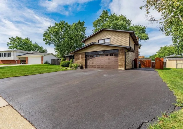 Photo 3 of Single family home for sale at 349 Knight Ct, Bolingbrook, IL 60440 | MLS# 12756365 | Listing updated on 2026-09-26