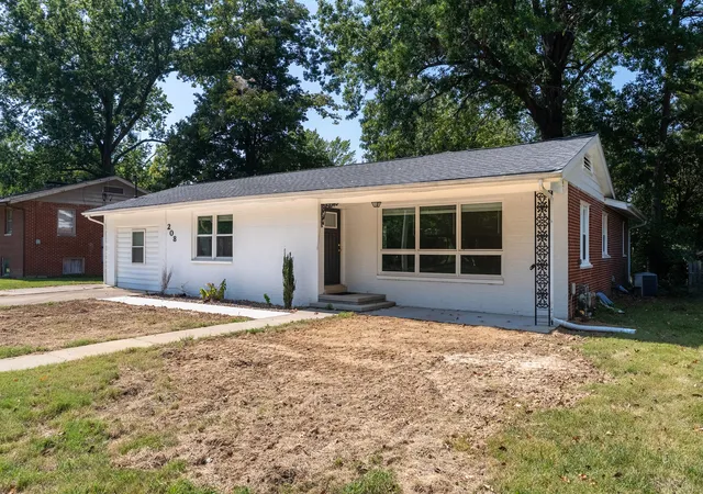 Photo 1 of Single family home for sale at 208 S Pine Ln, Carbondale, IL 62901 | MLS# 12756377 | Listing updated on 2026-09-24