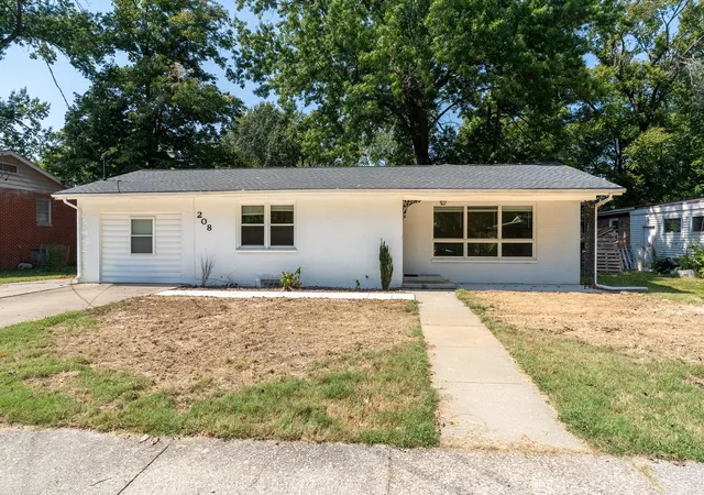 Photo 2 of Single family home for sale at 208 S Pine Ln, Carbondale, IL 62901 | MLS# 12756377 | Listing updated on 2026-09-24