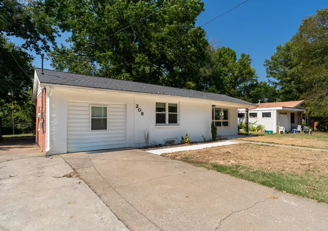 Photo 3 of Single family home for sale at 208 S Pine Ln, Carbondale, IL 62901 | MLS# 12756377 | Listing updated on 2026-09-24