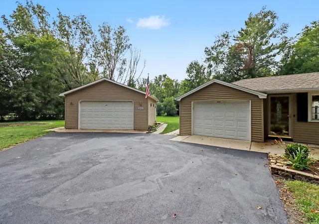 Photo 3 of Single family home for sale at 19942 Keystone Ave, Matteson, IL 60443 | MLS# 12756384 | Listing updated on 2026-09-24