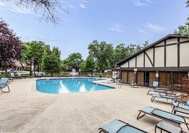 Listing Photo 2 - Condo for sale in building located at 11151 Cottonwood Dr, Palos Hills, IL 60465 - Unit #19C