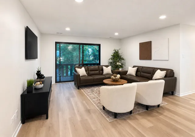 Listing Photo 5 - Condo for sale in building located at 11151 Cottonwood Dr, Palos Hills, IL 60465 - Unit #19C