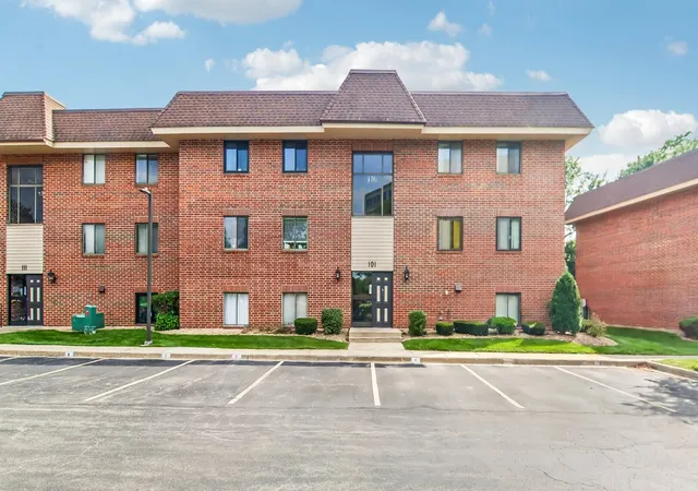 Listing Photo 2 - Condo for sale in building located at 101 E Janata Blvd, Lombard, IL 60148 - Unit #3B