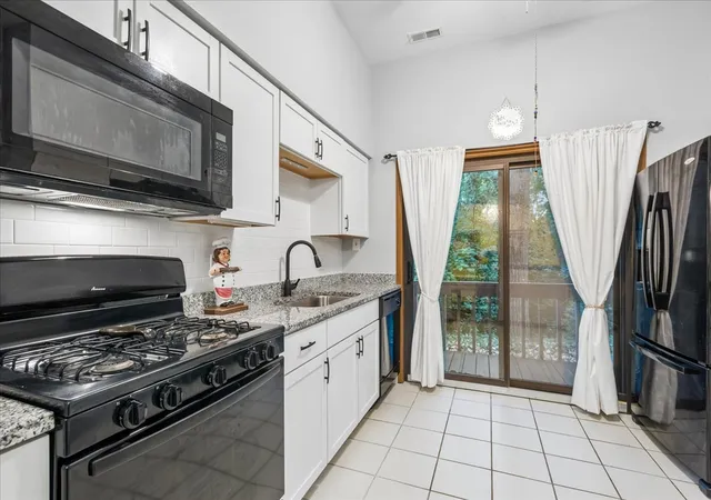 Listing Photo 5 - Condo for sale in building located at 5373 Newport Dr, Lisle, IL 60532 - Unit #2-4B
