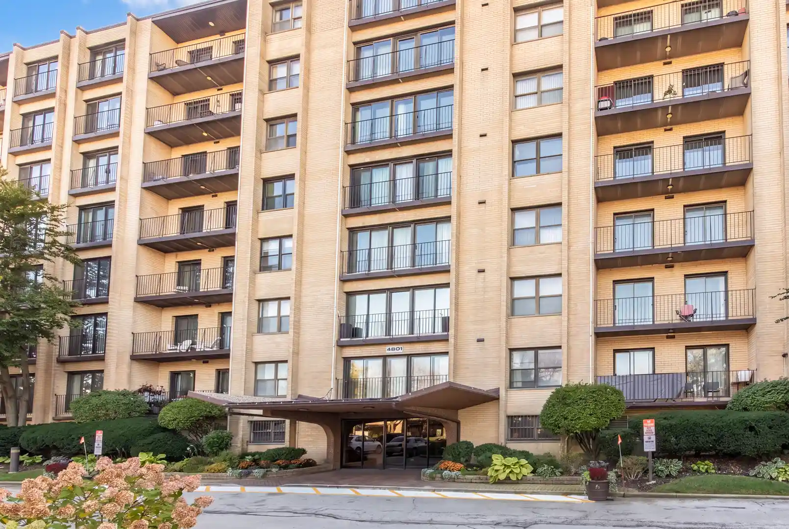 Listing Photo 1 - Condo for sale in 4601 W Touhy Ave located at 4601 W Touhy Ave, Lincolnwood, IL 60712 - Unit #506