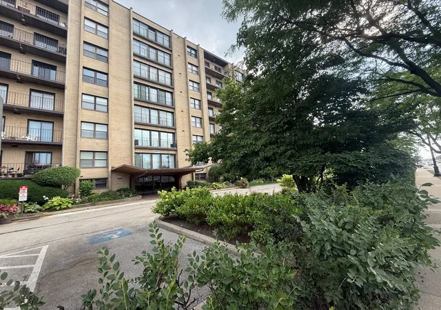 Listing Photo 2 - Condo for sale in building located at 4601 W Touhy Ave, Lincolnwood, IL 60712 - Unit #506