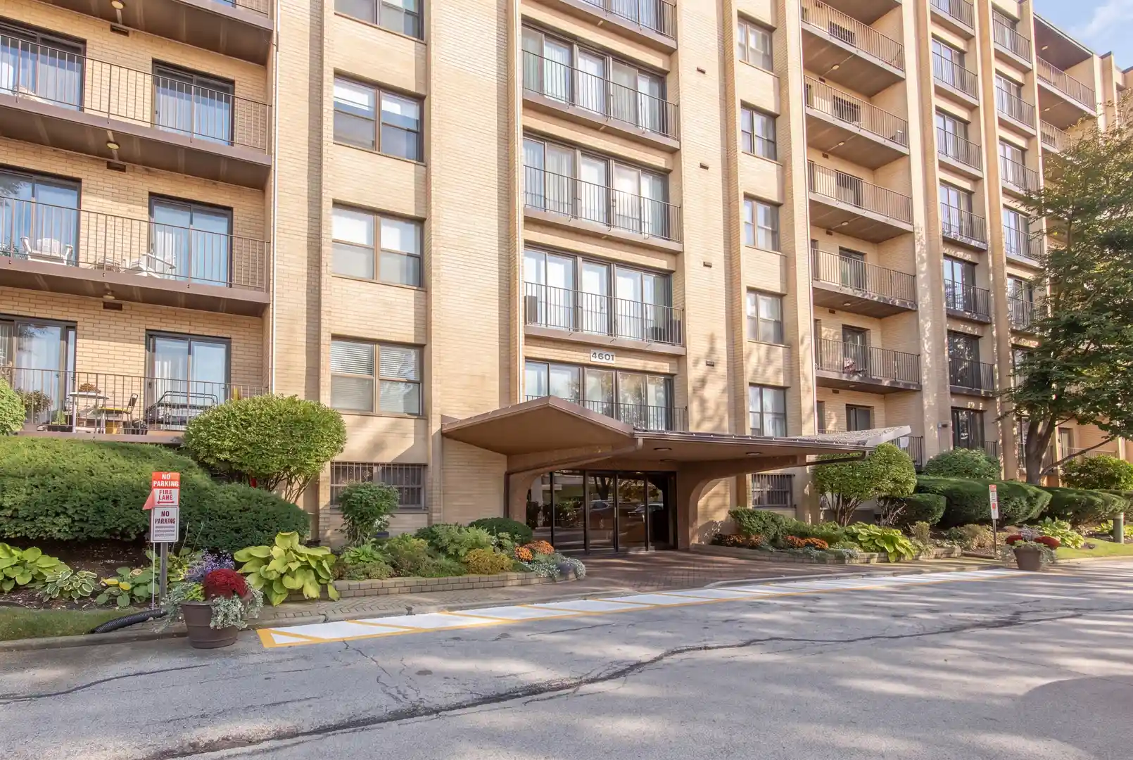 Listing Photo 2 - Condo for sale in 4601 W Touhy Ave located at 4601 W Touhy Ave, Lincolnwood, IL 60712 - Unit #506