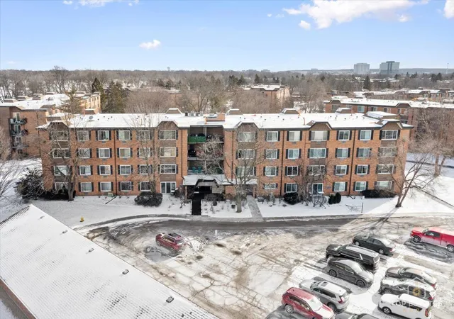 Listing Photo 4 - Condo for sale in building located at 1107 S Old Wilke Rd, Arlington Heights, IL 60005 - Unit #208