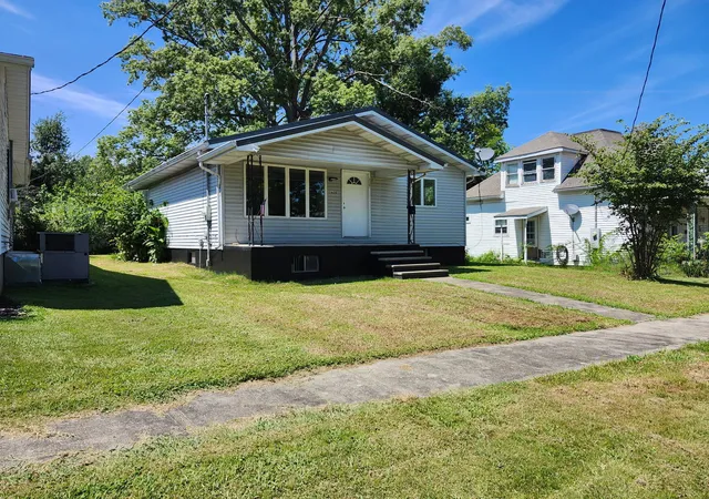 Photo 1 of Single family home for sale at 609 S Ledford St, Harrisburg, IL 62946 | MLS# 12756462 | Listing updated on 2026-09-26