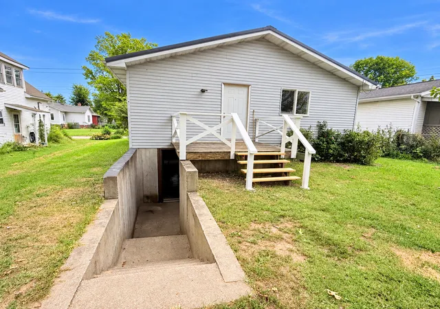 Photo 3 of Single family home for sale at 609 S Ledford St, Harrisburg, IL 62946 | MLS# 12756462 | Listing updated on 2026-09-26