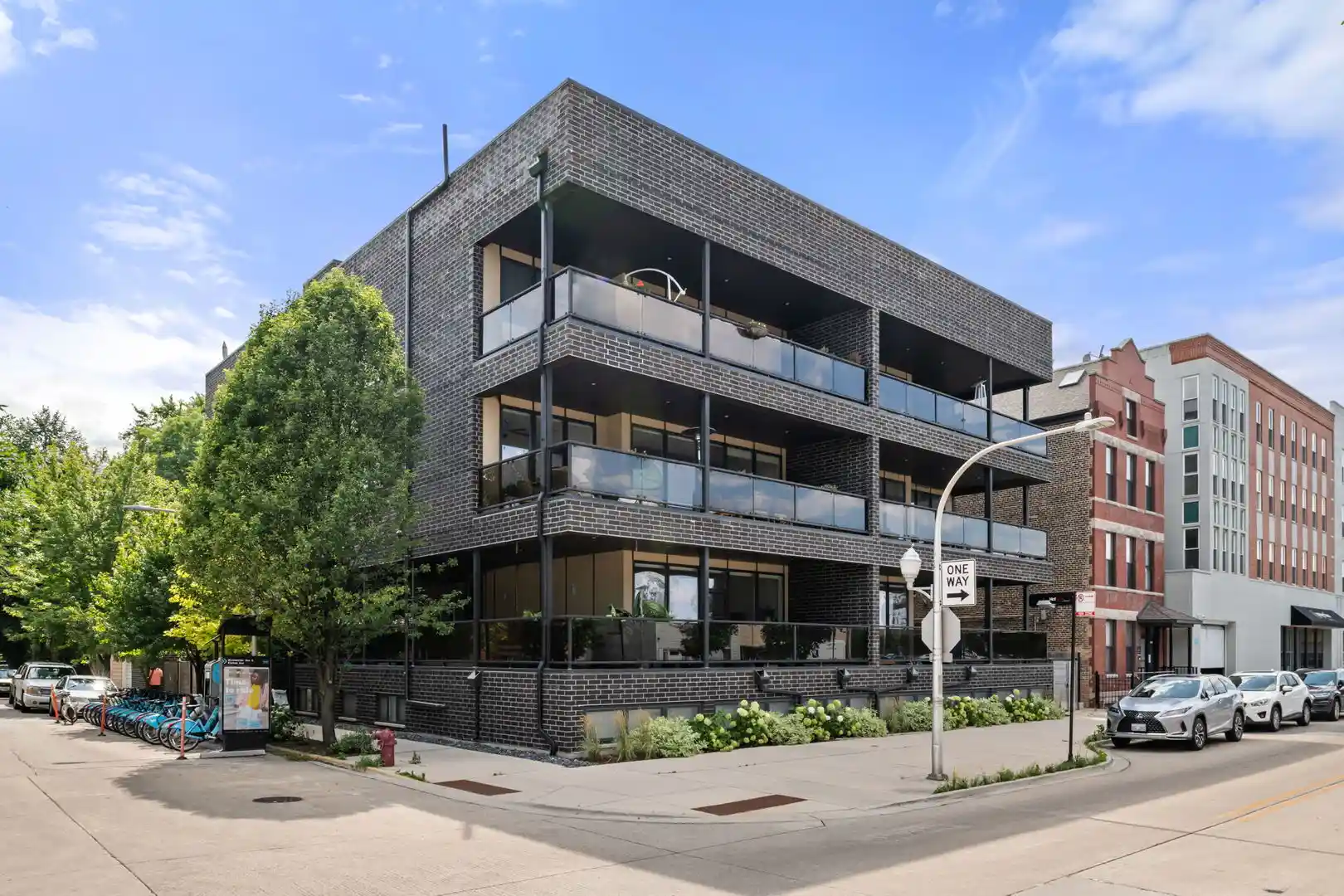 Listing Photo 2 - Condo for sale at Lister Place, Unit 102 2324 N Winchester Ave, Lister Place, Chicago, IL 60614 | Built Year: undefined - undefined