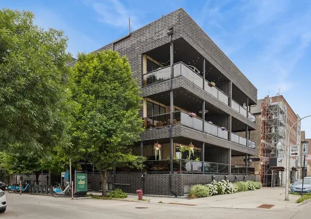 Photo 3 of Sale Pending at 2324 N Winchester Ave #102, Chicago, IL 60614 | MLS# 12756492 | Listing updated on 2026-10-06
