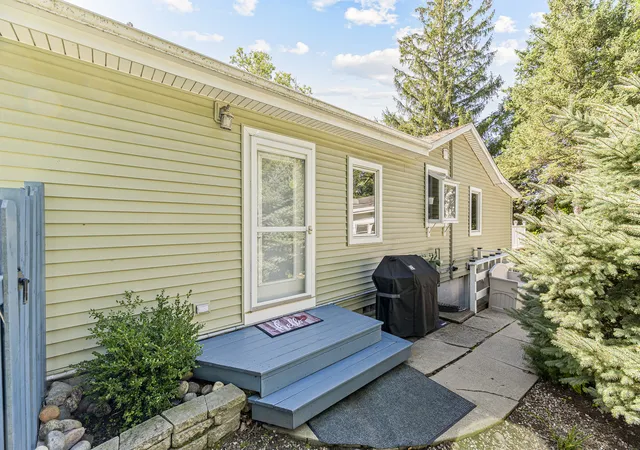 Photo 3 of Single family home for sale at 31 S Holly Ave, Fox Lake, IL 60020 | MLS# 12756501 | Listing updated on 2026-09-19