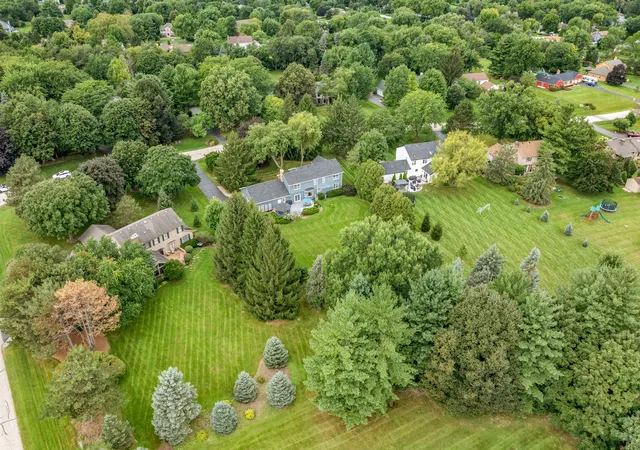 Photo 4 of Single Family Residence at 6214 N Wyndwood Dr, Crystal Lake, IL 60014 | MLS# 12756562 |  | Sold on 2026-10-29