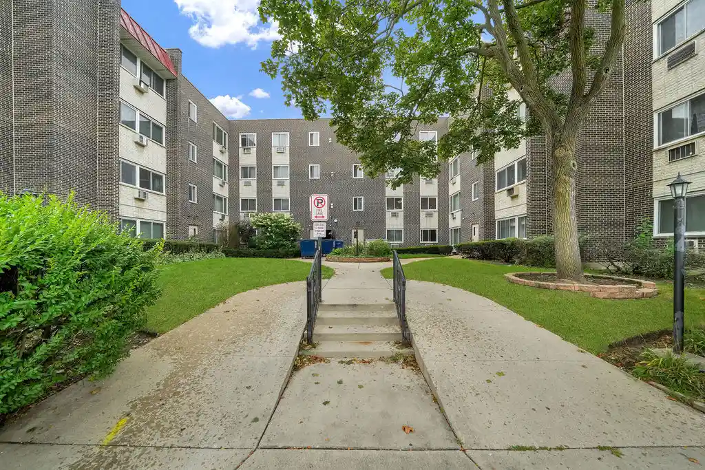 Listing Photo 35 - Condo for sale in 10015 Beverly Dr located at 10015 Beverly Dr, Skokie, IL 60076 - Unit #404