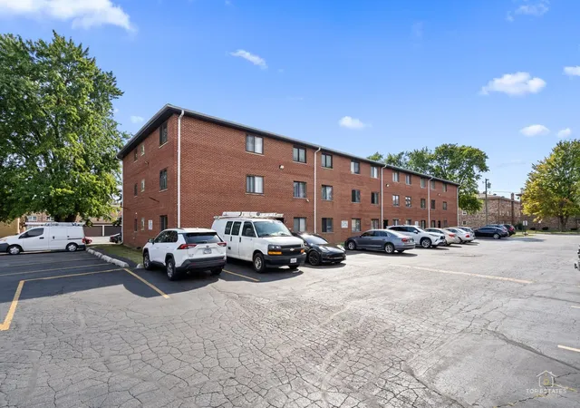 Listing Photo 2 - Condo for sale in building located at 7036 98Th St, Chicago Ridge, IL 60415 - Unit #2B
