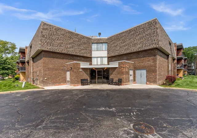 Photo 1 of Condo for sale at 924 S Lake Ct #105, Westmont, IL 60559 | MLS# 12756597 | Listing updated on 2026-09-16