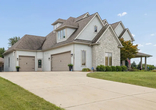 Photo 2 of Single family home for sale at 5762 Schmidt Ln, Yorkville, IL 60560 | MLS# 12756631 | Listing updated on 2026-10-27