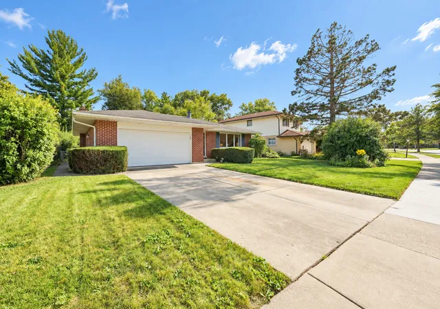Photo 1 of Single family home for sale at 1723 E Maya Ln, Mount Prospect, IL 60056 | MLS# 12756671 | Listing updated on 2026-09-23