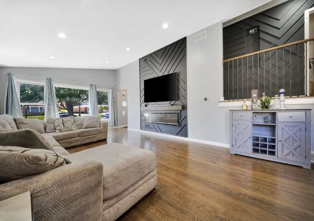 Photo 2 of Single family home for sale at 10536 S Kostner Ave, Oak Lawn, IL 60453 | MLS# 12756729 | Listing updated on 2026-09-24