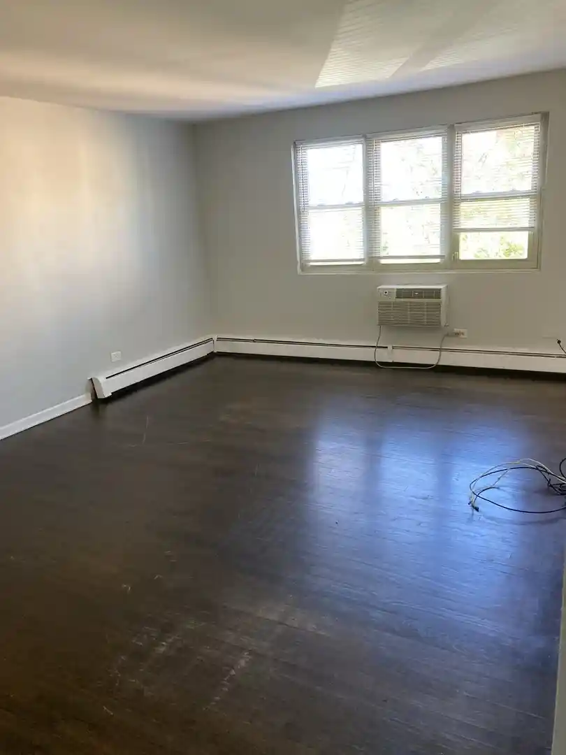 Listing Photo 2 - Condo for sale in 2420 W Berwyn Ave located at 2420 W Berwyn Ave, Chicago, IL 60625 - Unit #304