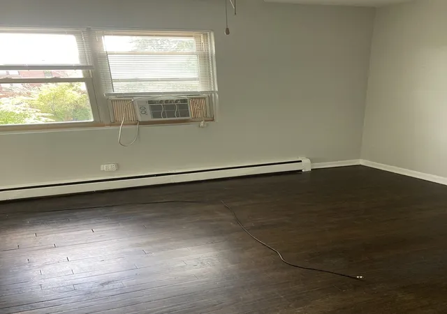 Photo 3 of Condo for sale at 2420 W Berwyn Ave #304, Chicago, IL 60625 | MLS# 12756734 | Listing updated on 2026-09-14