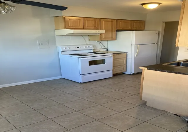 Listing Photo 2 - Condo for sale in building located at 2420 W Berwyn Ave, Chicago, IL 60625 - Unit #304