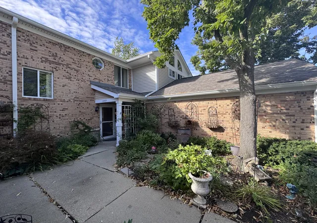 Photo 2 of Condo for sale at 1059 Courtland Dr, Buffalo Grove, IL 60089 | MLS# 12756758 | Listing updated on 2026-09-27
