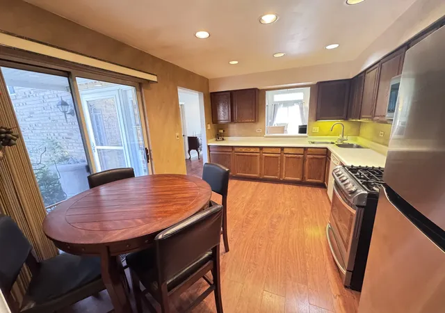 Listing Photo 4 - Condo for sale in building located at 1059 Courtland Dr, Buffalo Grove, IL 60089