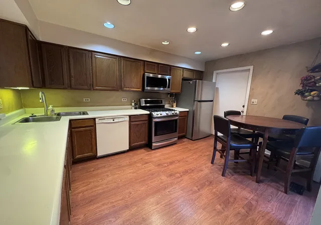 Listing Photo 5 - Condo for sale in building located at 1059 Courtland Dr, Buffalo Grove, IL 60089