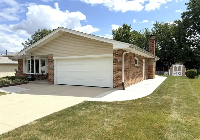 Photo 3 of Single family home for sale at 7129 Exner Rd, Darien, IL 60561 | MLS# 12756764 | Listing updated on 2026-09-20