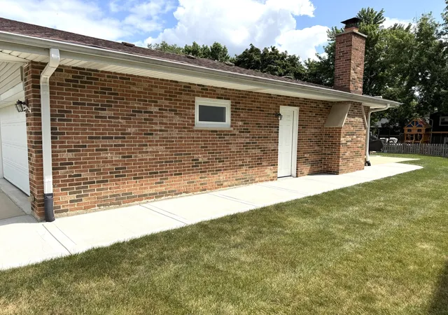 Photo 4 of Single family home for sale at 7129 Exner Rd, Darien, IL 60561 | MLS# 12756764 | Listing updated on 2026-09-20