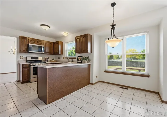 Photo 4 of Single family home for sale at 923 Ridge Trl, Carol Stream, IL 60188 | MLS# 12756769 | Listing updated on 2026-10-07