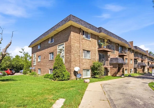 Photo 2 of Condo for sale at 215 S Hale St #6A, Addison, IL 60101 | MLS# 12756773 | Listing updated on 2026-09-14