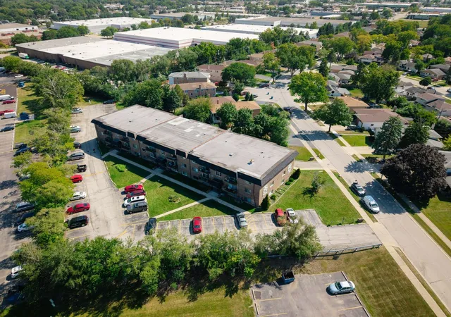 Listing Photo 2 - Condo for sale in building located at 215 S Hale St, Addison, IL 60101 - Unit #6A