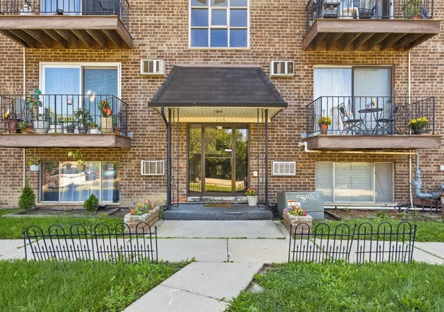 Listing Photo 4 - Condo for sale in building located at 215 S Hale St, Addison, IL 60101 - Unit #6A