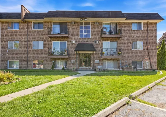 Listing Photo 5 - Condo for sale in building located at 215 S Hale St, Addison, IL 60101 - Unit #6A