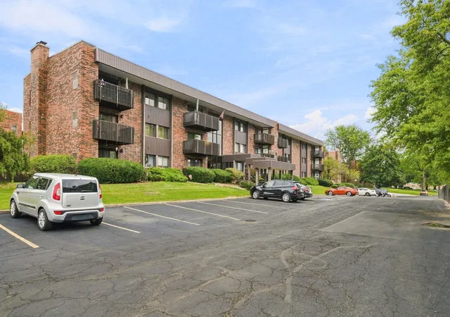 Listing Photo 2 - Condo for sale in building located at 1503 Woodbridge Rd, Joliet, IL 60436 - Unit #2G