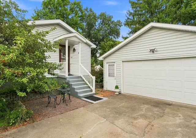 Photo 3 of Single family home for sale at 808 Warren St, Henry, IL 61537 | MLS# 12756794 | Listing updated on 2026-09-13