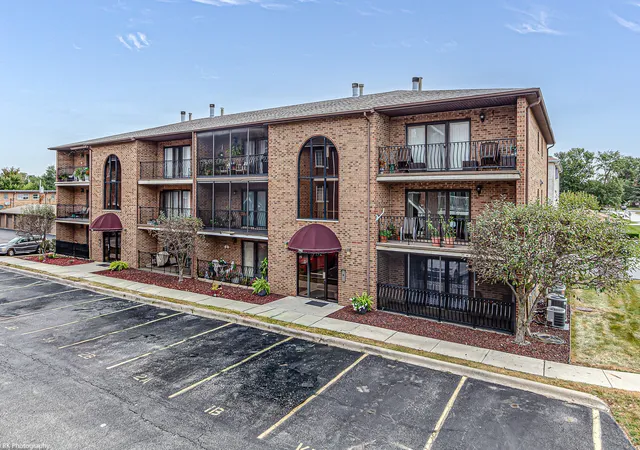 Listing Photo 3 - Condo for sale in building located at 7112 W 108Th St, Worth, IL 60482 - Unit #101