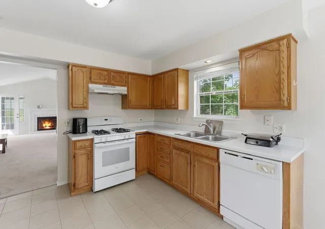 Listing Photo 5 - Condo for sale in building located at 206 Glasgow Ln, Schaumburg, IL 60194 - Unit #B206