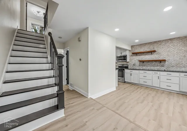 Photo 2 of Townhouse for sale at 524 Yosemite Ct, Roselle, IL 60172 | MLS# 12756840 | Listing updated on 2026-09-17