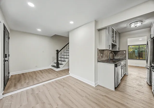 Photo 3 of Townhouse for sale at 524 Yosemite Ct, Roselle, IL 60172 | MLS# 12756840 | Listing updated on 2026-09-17