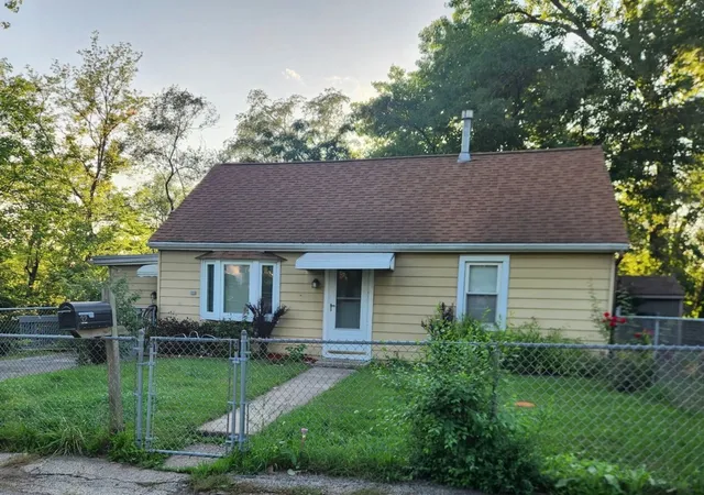 Photo 1 of Single family home for sale at 32 Arlington Ln, Fox Lake, IL 60020 | MLS# 12756847 | Listing updated on 2026-10-01