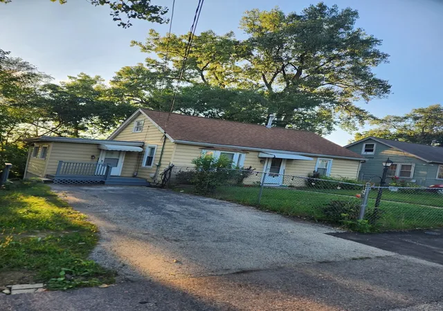 Photo 2 of Single family home for sale at 32 Arlington Ln, Fox Lake, IL 60020 | MLS# 12756847 | Listing updated on 2026-10-01