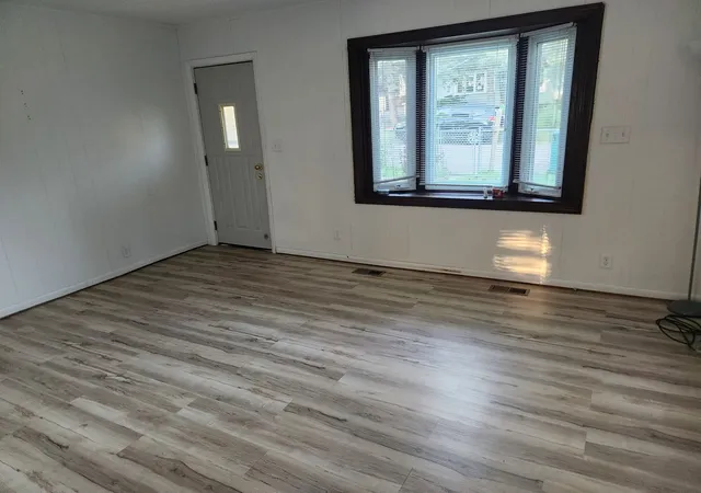 Photo 3 of Single family home for sale at 32 Arlington Ln, Fox Lake, IL 60020 | MLS# 12756847 | Listing updated on 2026-10-01